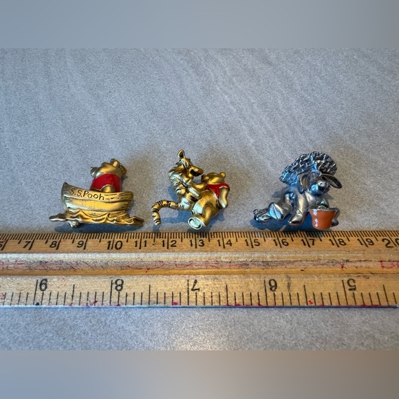 Winnie the Pooh Disney collectible character pin set - Picture 2 of 2